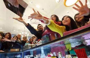 操外国女人的臊屄中国人依然爱赴日旅游 消费已由爆买转向网购